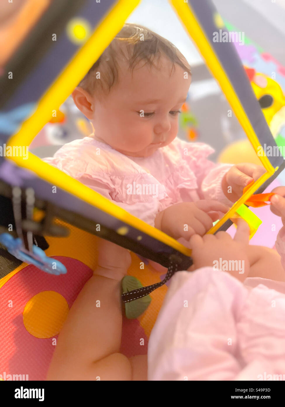 Babys und Spiegel. Selbstbewusstseinskonzept Stockfoto
