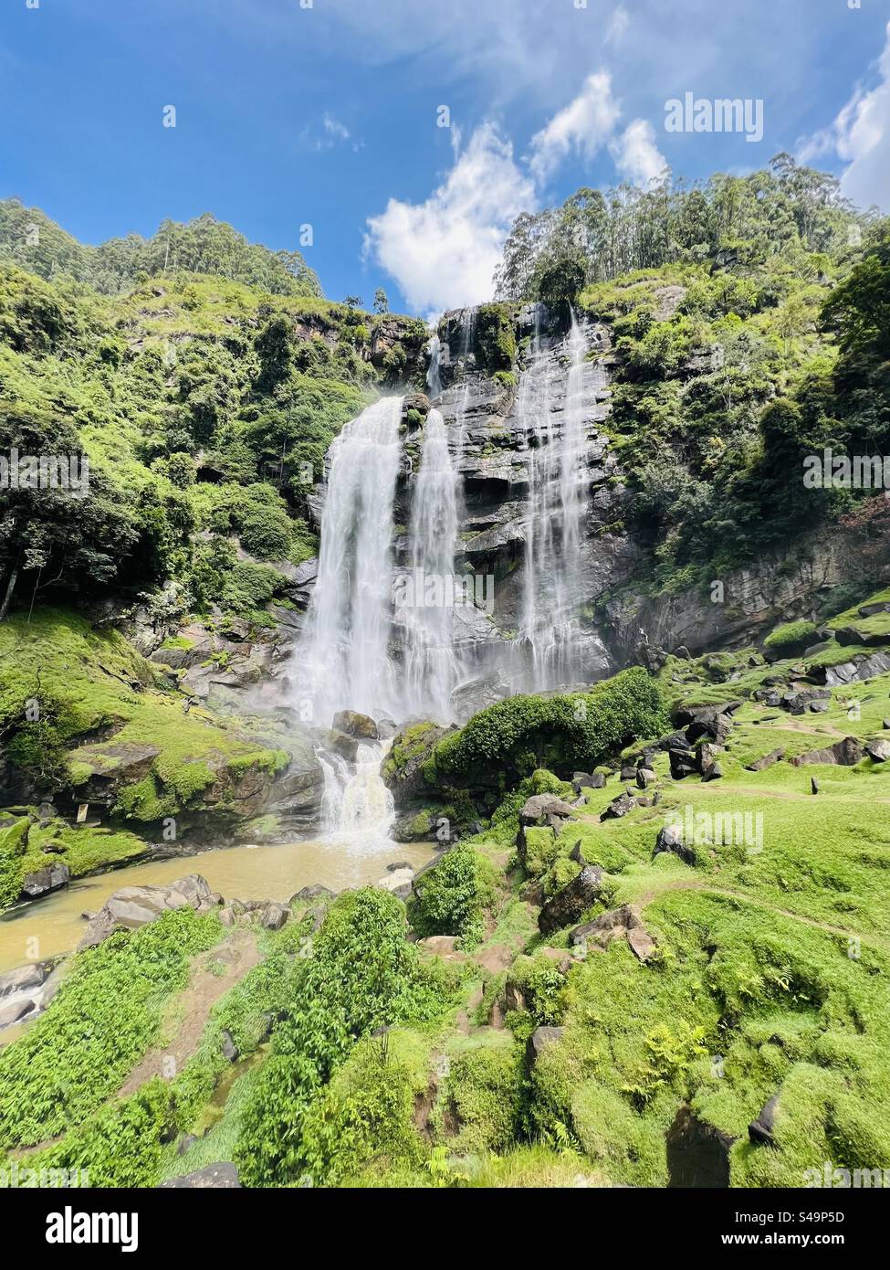 Dies ist ein wunderschöner Wasserfall in Sri Lanka Stockfoto