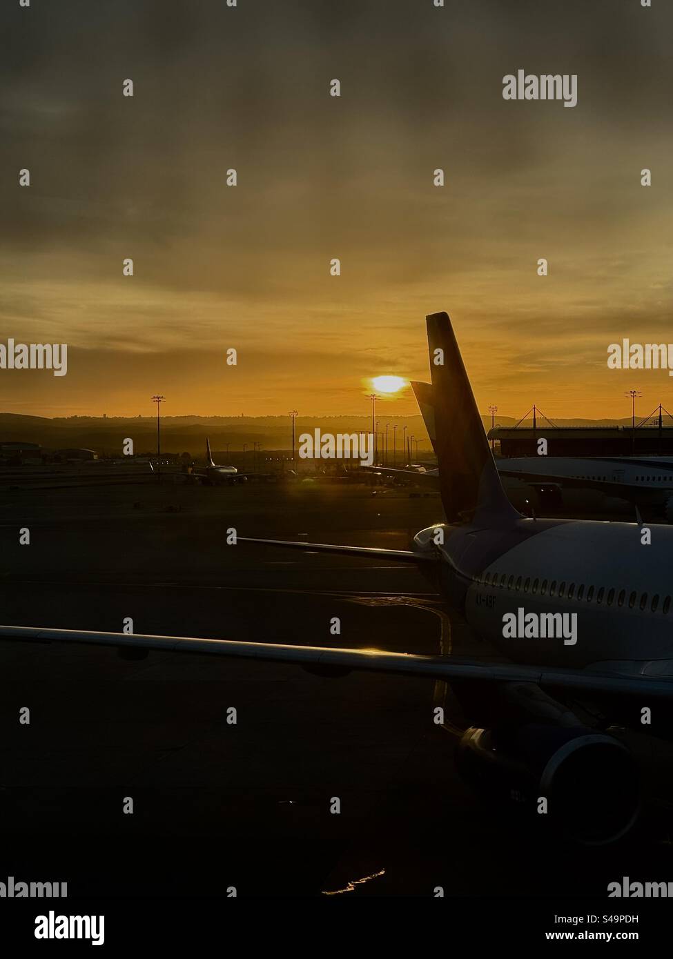 Sonnenaufgang am Flughafen Stockfoto