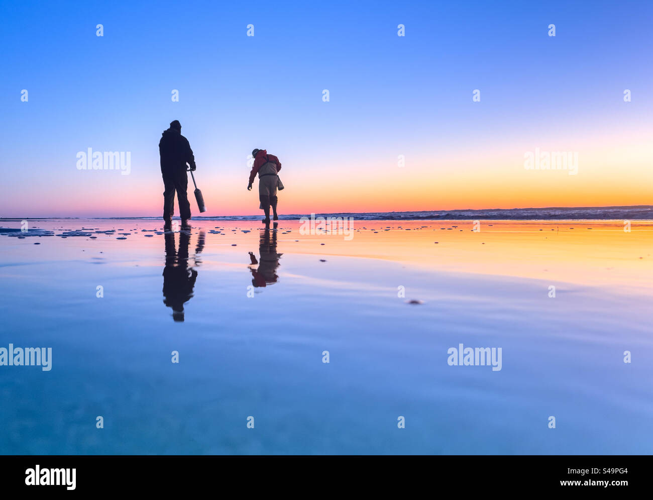 Erkunden Sie den Strand bei Sonnenuntergang Stockfoto