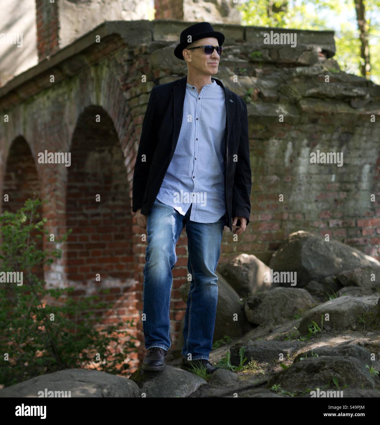 Eleganter Mann mit Hut und Sonnenbrille Stockfoto