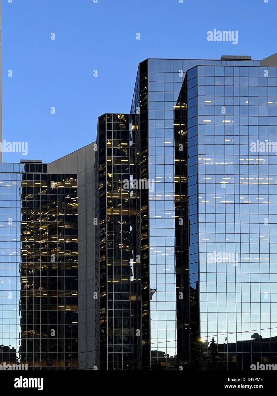 Gebäude in der Innenstadt von Calgary, Alberta, Kanada, während der blauen Morgenstunde. Stockfoto