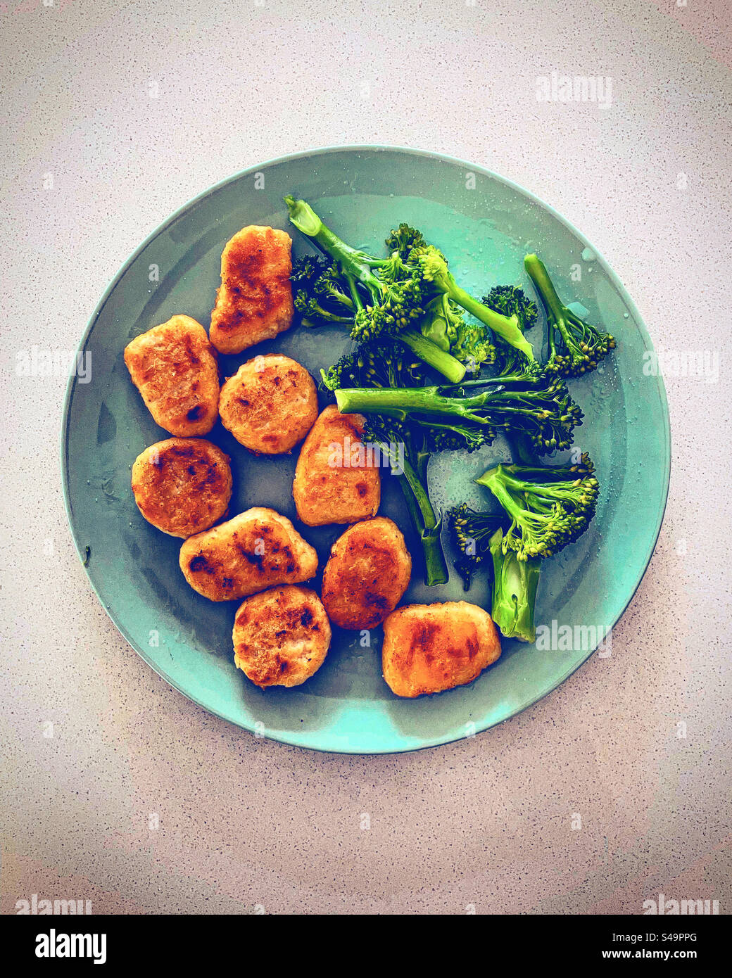 Essen Essen Mittagessen Abendessen Abendessen Snack auch Blick auf Hühnchnuggets mit grünem Brokkoli auf einer grünen Platte, um köstliche geschmackliche Rezepte zu essen Stockfoto