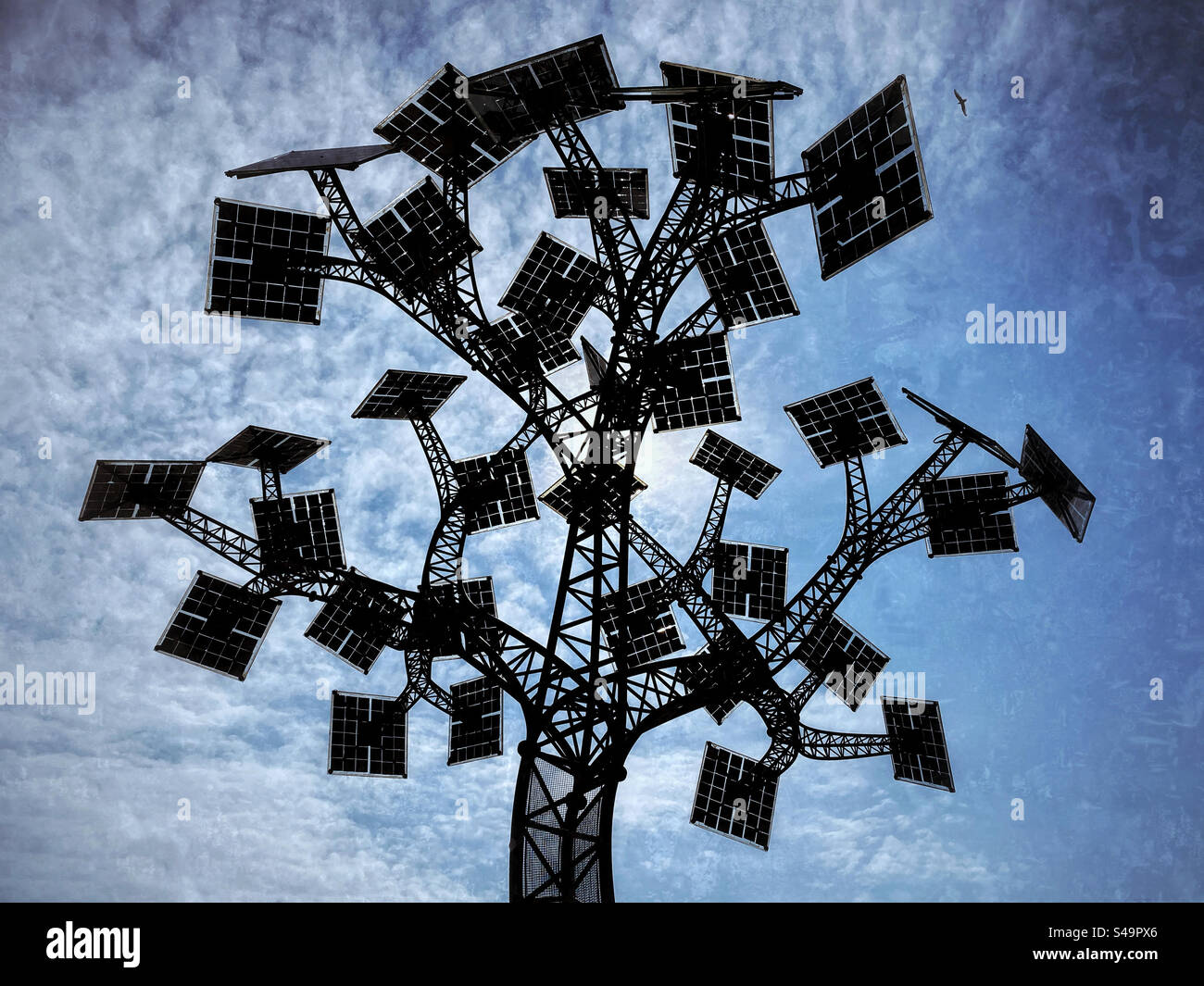 The Solar Panel Tree - eine Kunstinstallation in Bristol, England. Ein „Baum“, der Lichtenergie absorbiert und in elektrische Energie umwandelt.erneuerbare Energie. Foto ©️ COLIN HOSKINS. Stockfoto