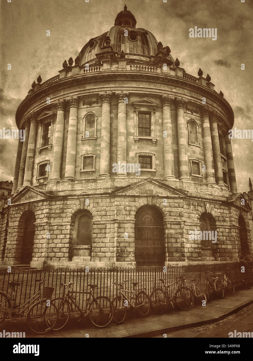 Ein sepiafarbenes, Retro-Effekt-Bild des Radcliffe Camera-Gebäudes in Oxford, England, Großbritannien. Dieses Gebäude wird von Studenten der Oxford University als Bibliothek, Forschungs- und Studienbereich genutzt. ©️ COLIN HOSKINS - Smartphone-aufgenommenes Stockfoto