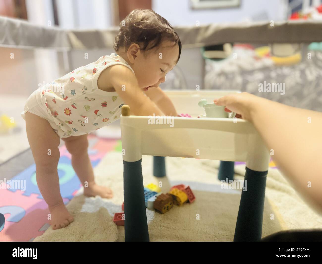 Baby mit Wasser spielen Stockfoto