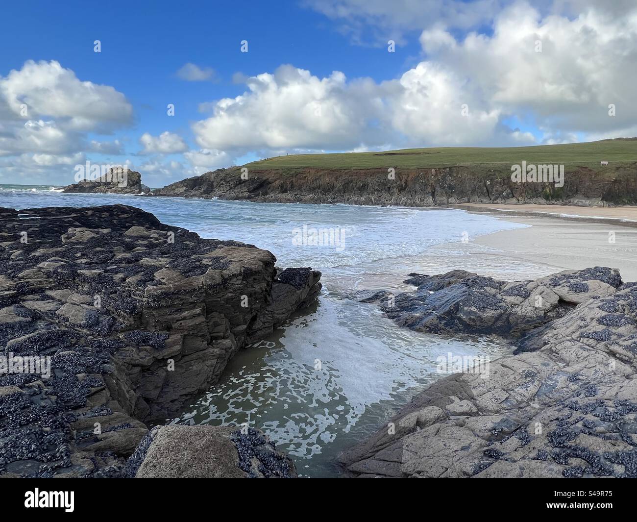 Cornish Coastal District, auf einem kornischen Felsen am Meer! Stockfoto