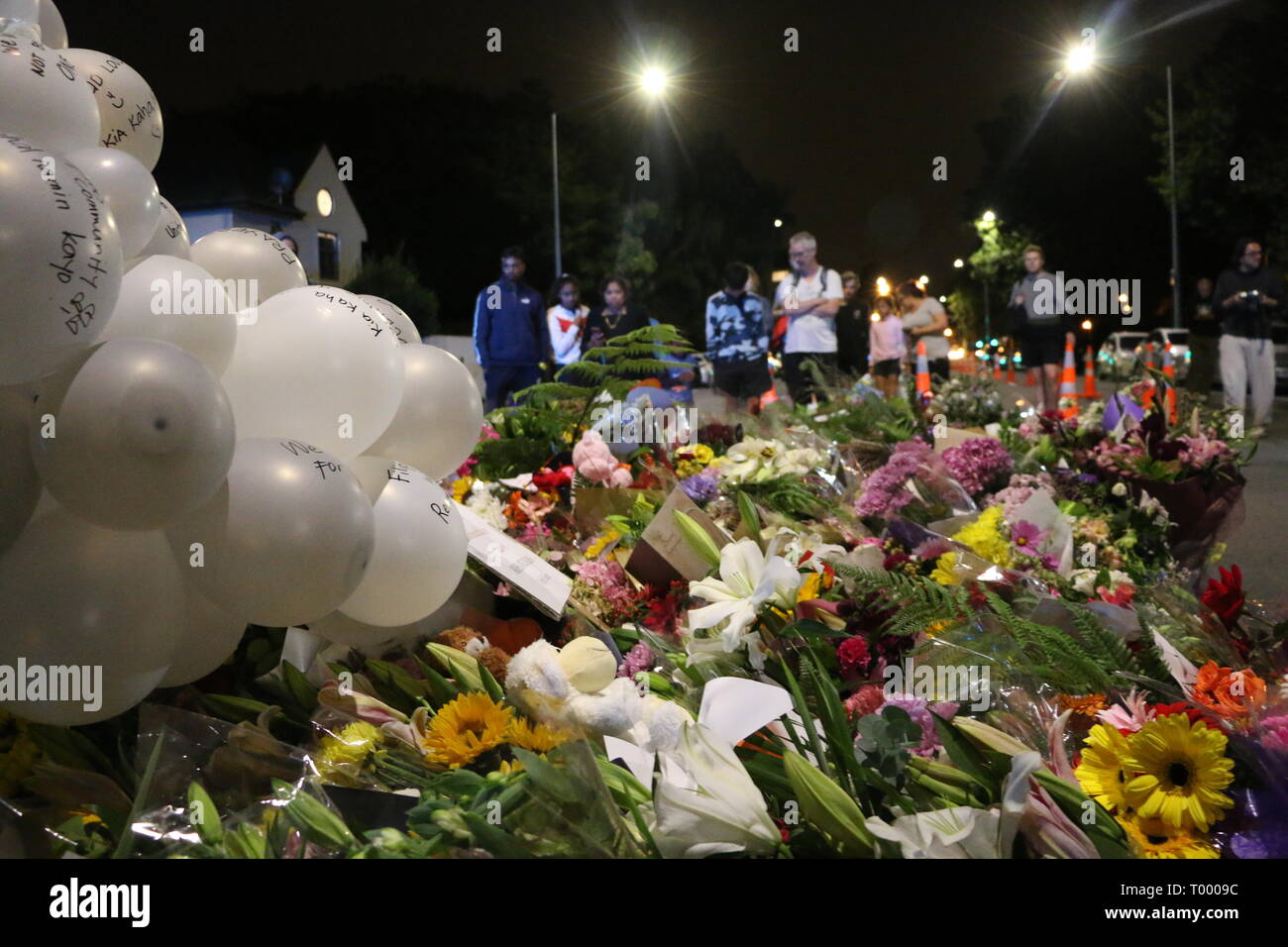 Blumen gesehen zur Festlegung der Respekt für die Opfer der Christchurch Moscheen schießen zu bezahlen. Rund 49 Personen wurde angeblich in der Christchurch getötet Moscheen Terroranschlag schießen Targeting die Masjid Al Noor Moschee und die linwood Moschee. Stockfoto