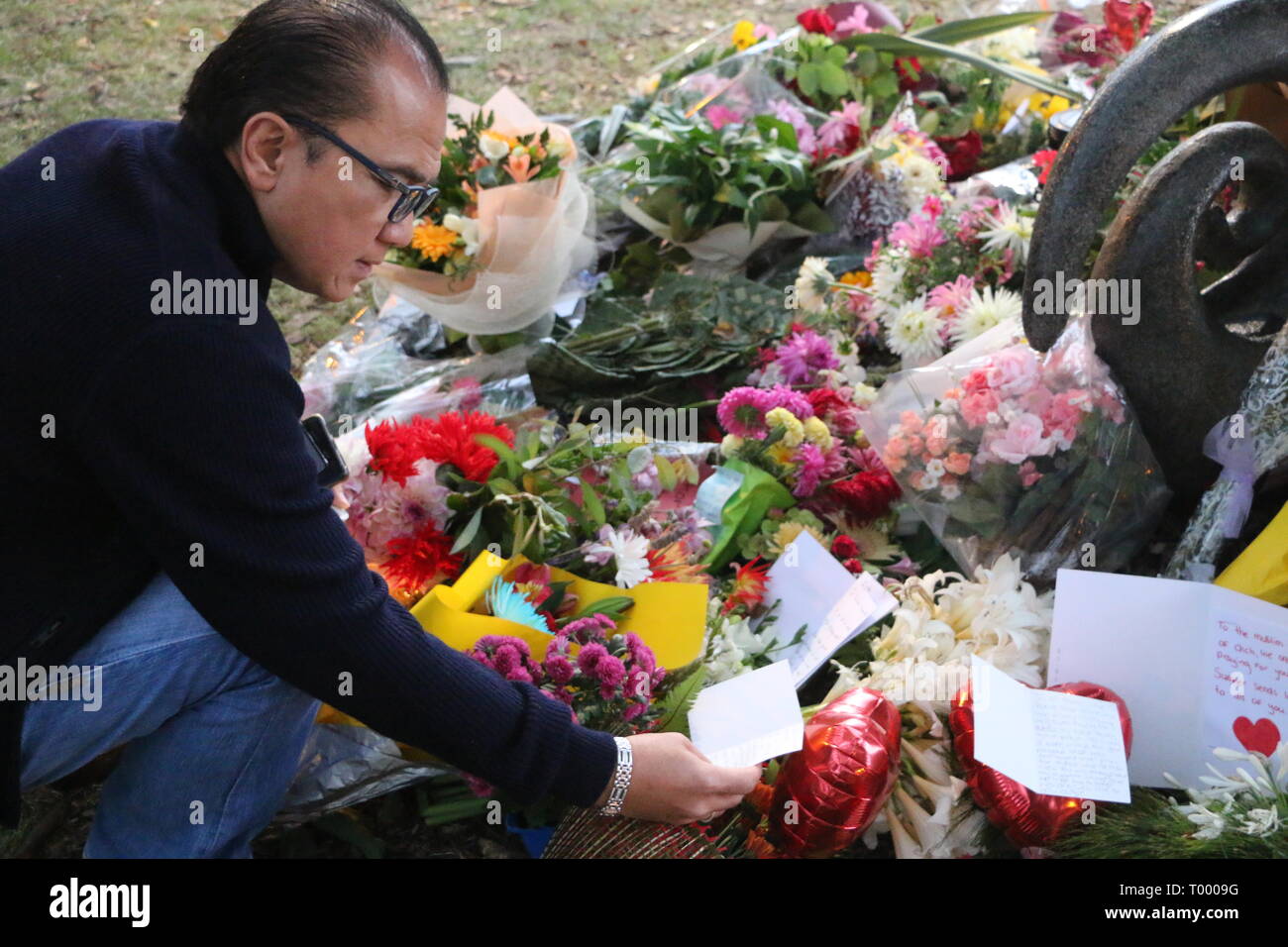 Indonesischen Botschafter Tantowi Yahya gesehen zur Festlegung der Blumen in Bezug auf die Opfer der Christchurch Moscheen schießen. Rund 49 Personen wurde angeblich in der Christchurch getötet Moscheen Terroranschlag schießen Targeting die Masjid Al Noor Moschee und die linwood Moschee. Stockfoto