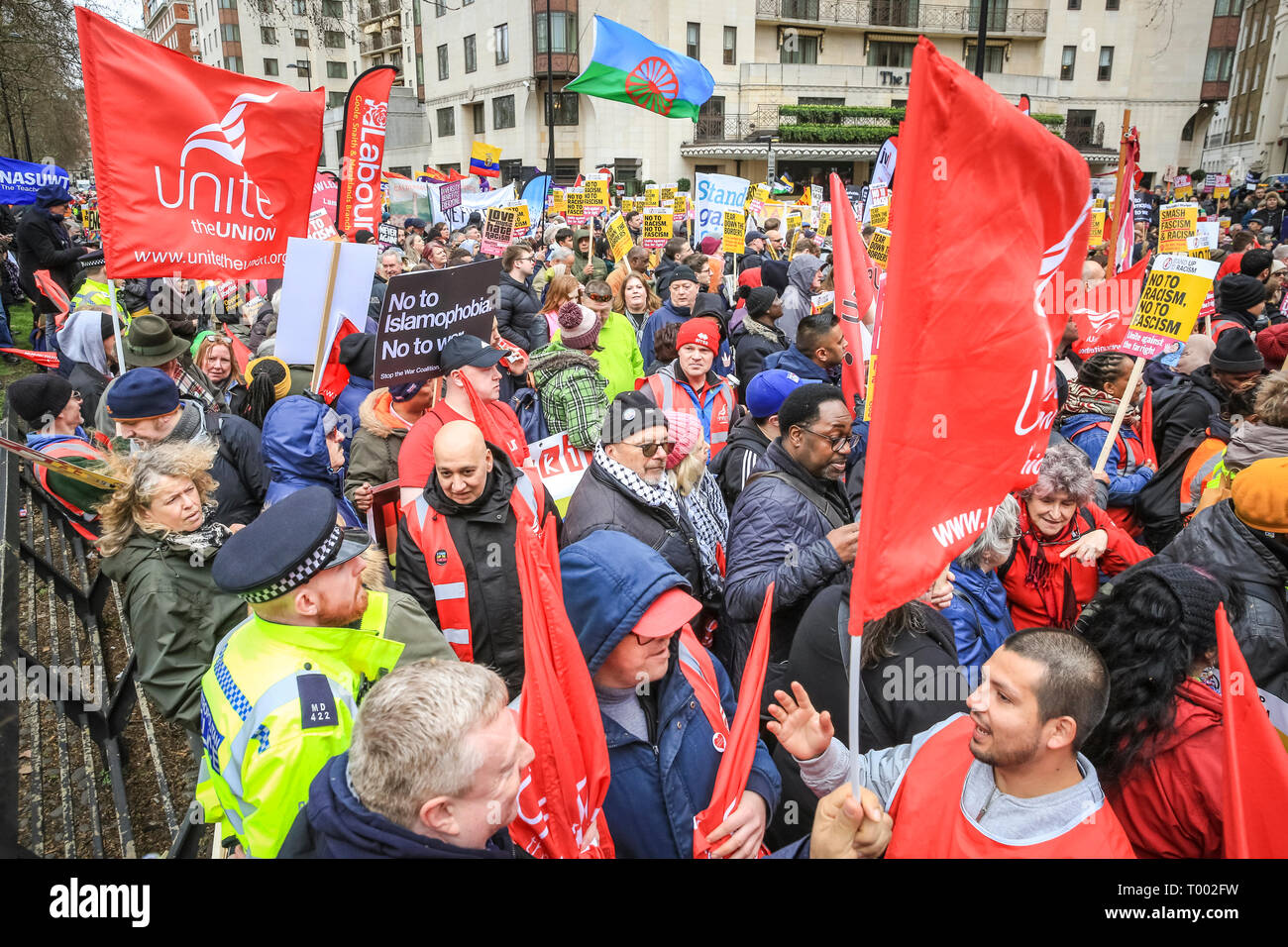 London, UK, 16. März 2019. Demonstranten in Central London. Eine im März, organisiert von der aktivistischen Gruppen tand Bis zu Rassismus" und "Love Music Hate Rassismus" und durch die Gewerkschaften TUC und UNISON unterstützt, Erträge von Hyde Park Corner über Piccadilly Circus und Trafalgar Square, Whitehall und 10 Downing Street in Westminster. Ähnliche Veranstaltungen werden auch in anderen Orten auf der UN-Anti-Rassismus-Tag statt. Credit: Imageplotter/Alamy leben Nachrichten Stockfoto