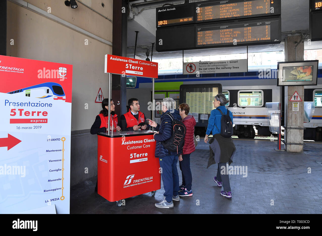 Italien. 16. März 2019. Foto LaPresse - Tano Pecoraro 16 03 2019 La Spezia - (Italia) Cronaca Avvio Servizio 5 Terre Express nella Foto: assistenza clienti Foto LaPresse - Tano Pecoraro 16 März 2019 Stadt La Spezia (Italien) Chronik Avvio Servizio 5 Terre Express im Pic: assistenza clienti Credit: LaPresse/Alamy Live News Credit: LaPresse/Alamy leben Nachrichten Stockfoto