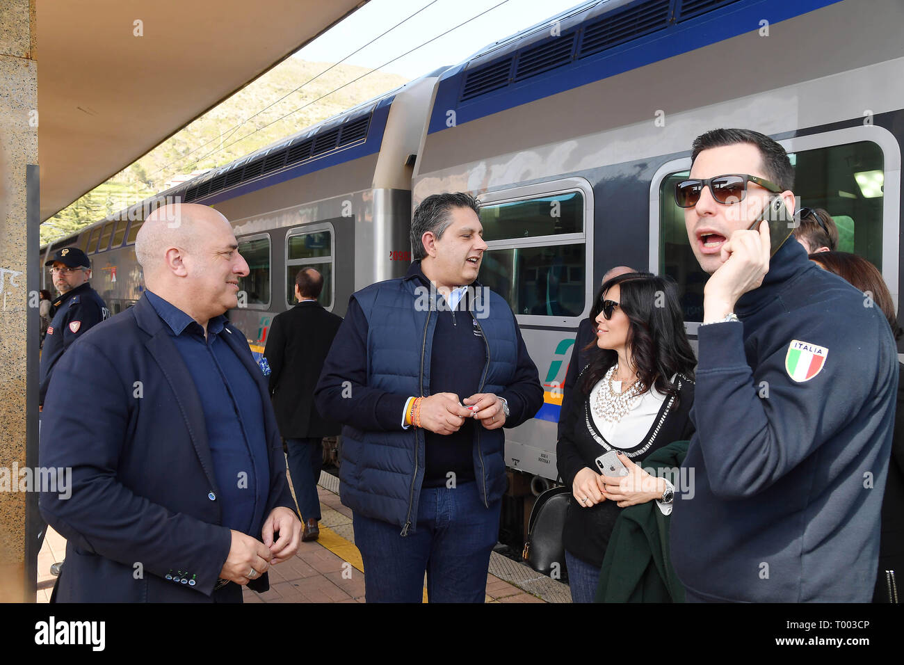 Italien. 16. März 2019. Foto LaPresse - Tano Pecoraro 16 03 2019 La Spezia - (Italia) Cronaca Avvio Servizio 5 Terre Express nella Foto: toti Giovanni presidente Regione Liguria, berrino Giovanni assessore trasporti Ligurien Foto LaPresse - Tano Pecoraro 16 März 2019 Stadt La Spezia (Italien) Chronik Avvio Servizio 5 Terre Express im Pic: toti Giovanni presidente Regione Liguria, berrino Giovanni assessore trasporti Ligurien Kredit: LaPresse/Alamy Live News Credit: LaPresse/Alamy leben Nachrichten Stockfoto