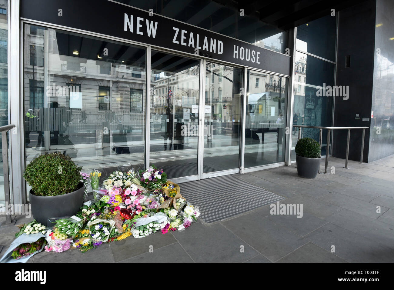 London, Großbritannien. 16. März 2019. Floral Tribute lag außerhalb der New Zealand High Commission auf Haymarket nach dem jüngsten Anschlag in Christchurch, Neuseeland, wo 49 Menschen getötet wurden. Menschen, die an einem Stand bis zu Rassismus und Stand bis zu Islamophobie Marsch durch die Hauptstadt, vorbei an Respekt zu bezahlen. Credit: Stephen Chung/Alamy leben Nachrichten Stockfoto