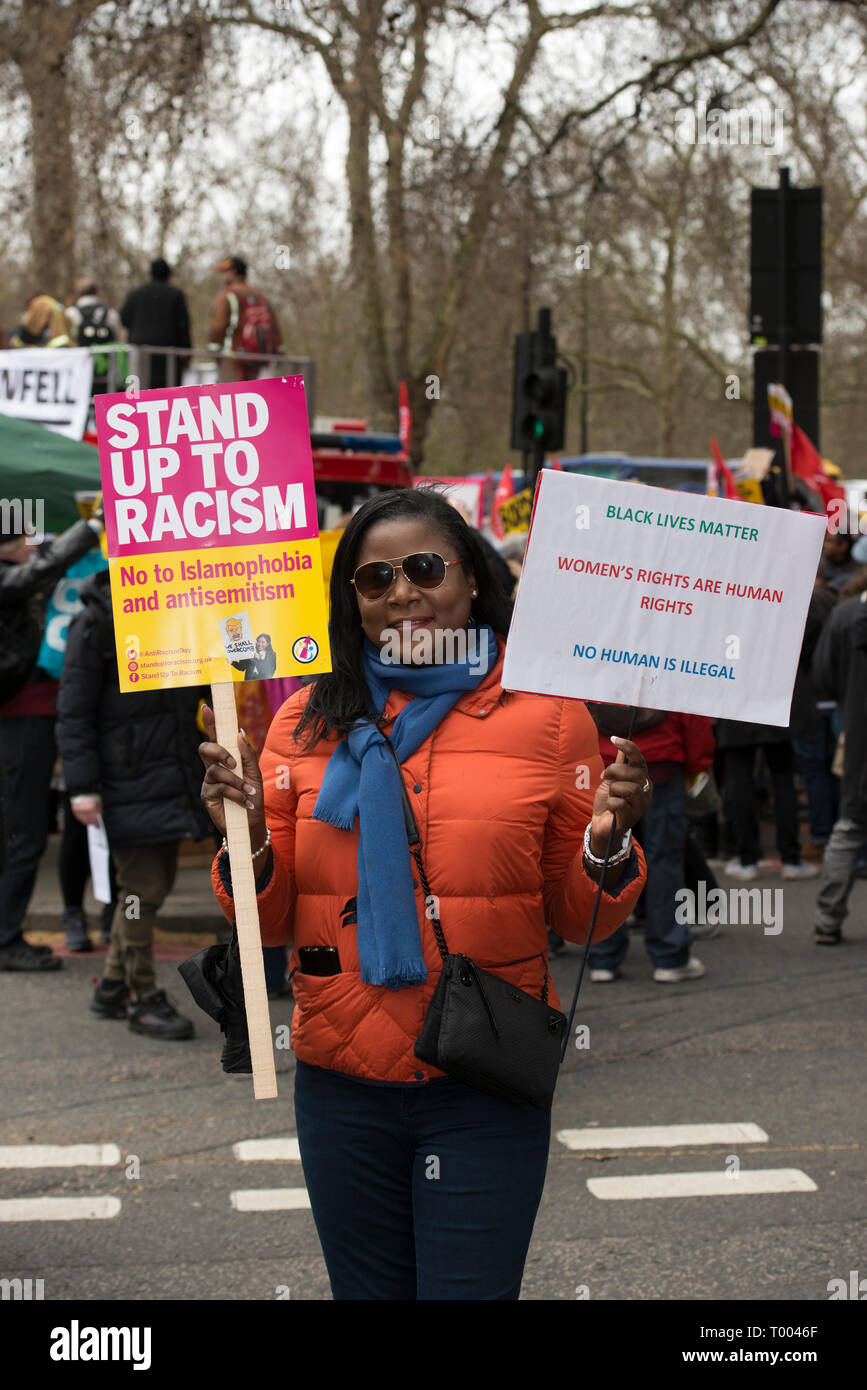 London, Großbritannien. 16. März, 2019. Demonstranten bereiten sich in Solidarität gegen Rassismus und Fremdenfeindlichkeit zu marschieren. Der März und Rally markiert den UN-Tag für die Beseitigung der Rassendiskriminierung. In Bild, liebe Arbeitnehmer Eliane Mukeba von Greenwich. Wenn Sie über Ihre Sorgen, über Rassismus in ihrer lokalen Gemeinschaft ersucht, Eliane sagte: "Wir haben alle vor Rassismus irgendwann". Sie glaubt, dass die Regierung muss" Die Frage lauter "erhöhen. Wenn sie über ihre Gefühle in bezug auf die gestrige ter Kredit: Byron Kirk/Alamy Leben Nachrichten gebeten Stockfoto