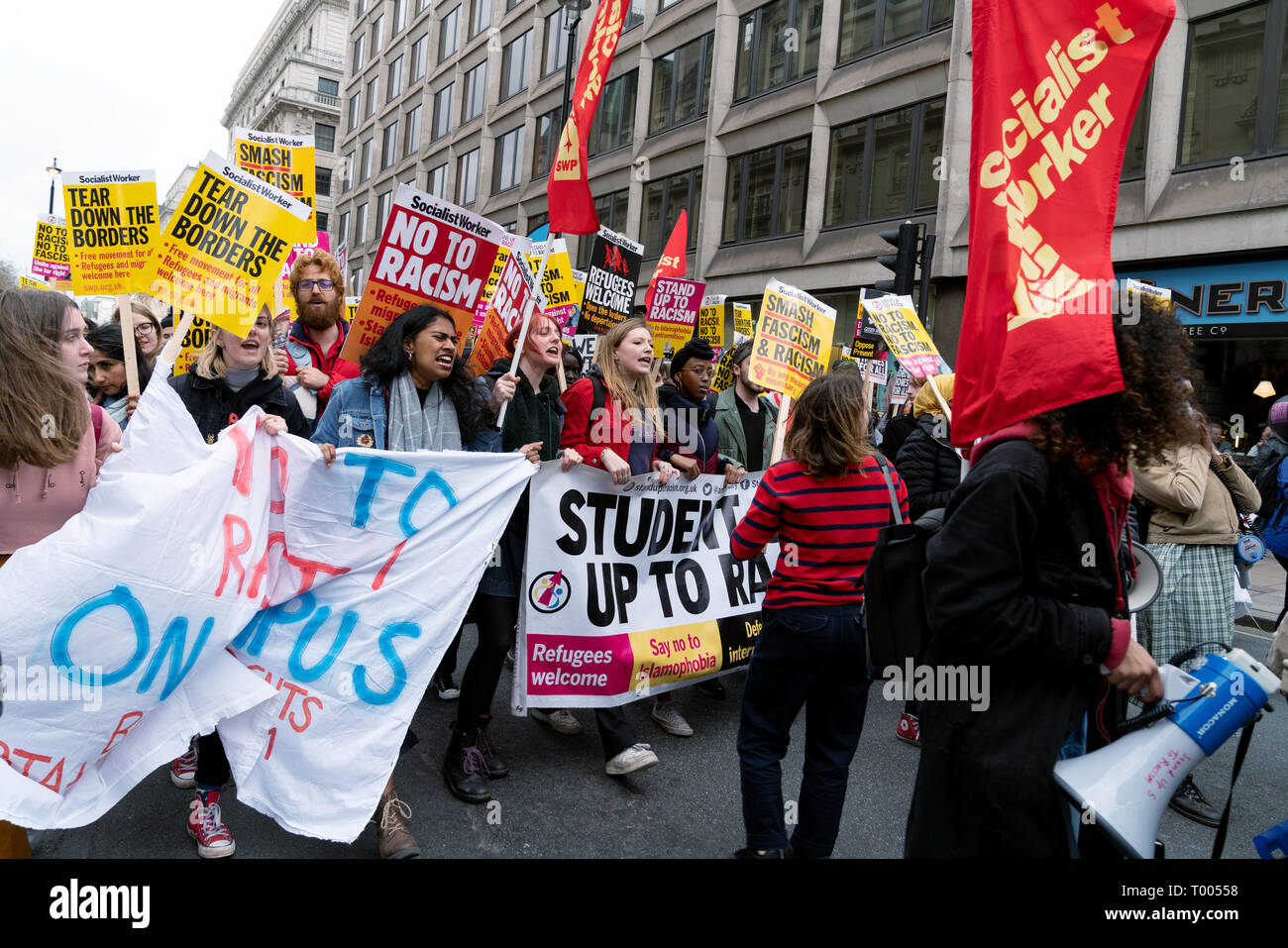 London, Großbritannien. 16. März, 2019. Menschen kommen zusammen gegen weit zu protestieren - rechten Gruppen in Großbritannien und Europa. Credit: AndKa/Alamy leben Nachrichten Stockfoto