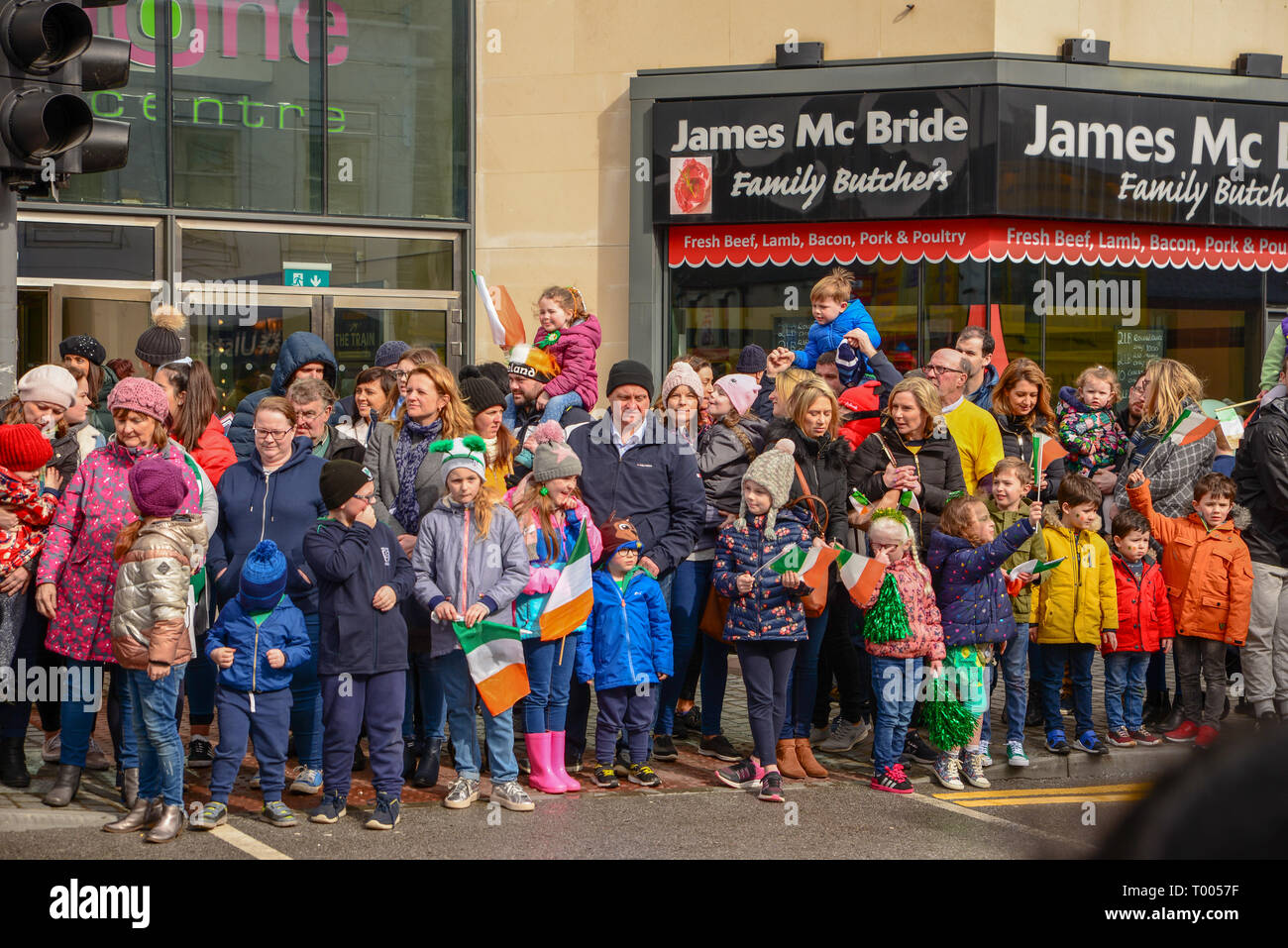 Stadt Athlone, Irland. 16. März 2019. Familien, mit Kindern auf den Schultern für eine bessere Aussicht, entlang der Parade Route außerhalb der Stadt Athlone Center Shopping Center und für das Jahr 2019 der Stadt Athlone St. Patrick's Day Parade warten. Credit: Eoin Healy/Alamy leben Nachrichten Stockfoto