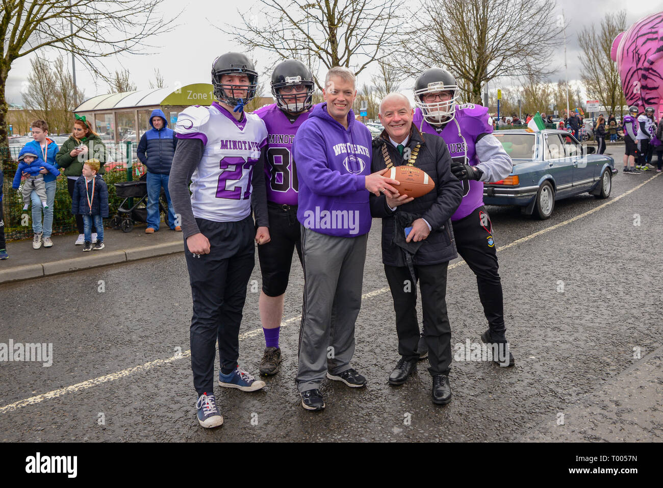 Stadt Athlone, Irland. 16. März 2019. Bürgermeister der Stadt Athlone, Co Westmeath, Frankie Keena, Haltungen mit Team Mitglieder der Minotauren Athlone American Football Team. Credit: Eoin Healy/Alamy leben Nachrichten Stockfoto