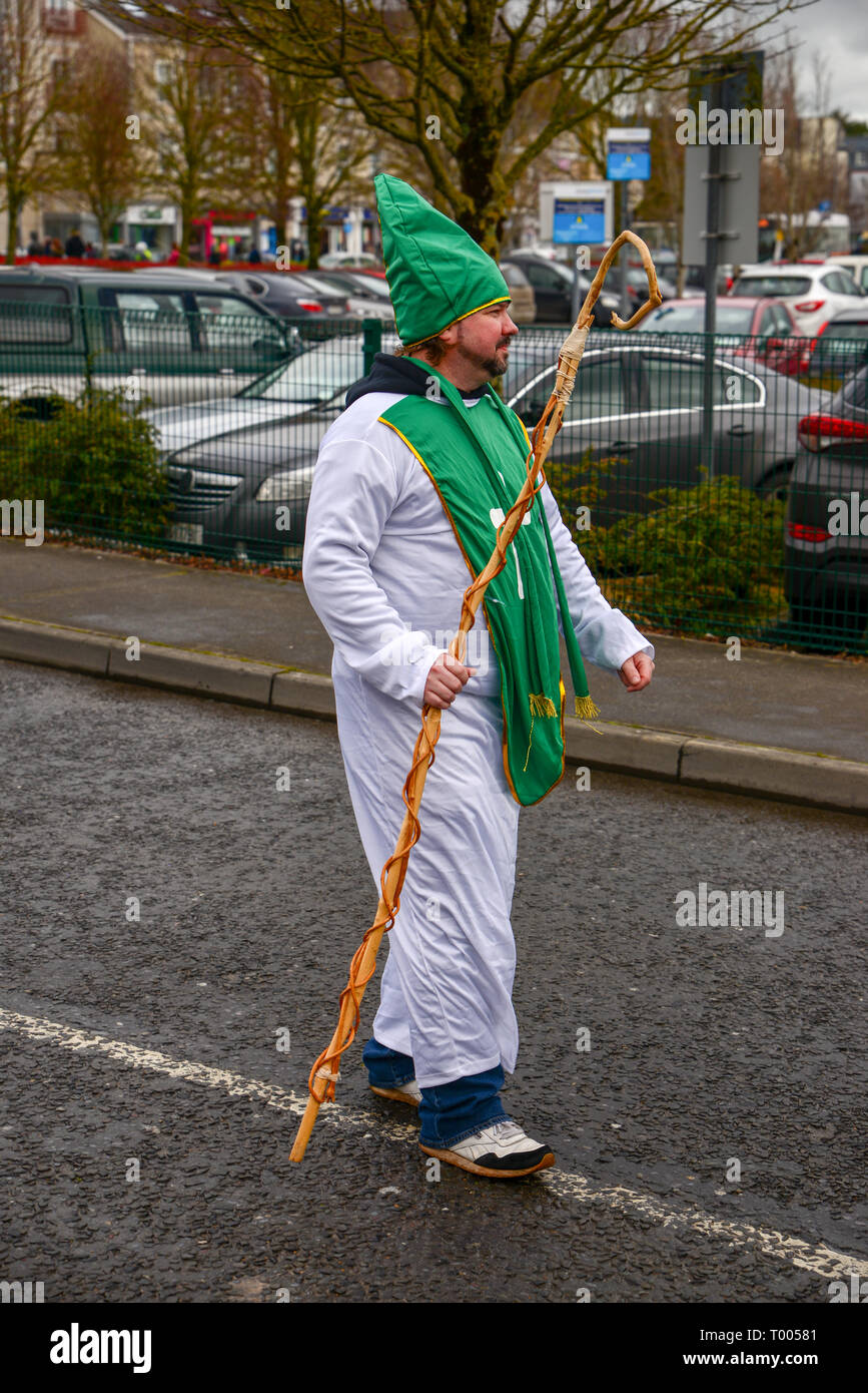 Stadt Athlone, Irland. 16. März 2019. Ein Mann gekleidet, wie St. Patrick, geht den 2019 der Stadt Athlone St. Patricks Day Parade Route im Golden Island. Credit: Eoin Healy/Alamy leben Nachrichten Stockfoto