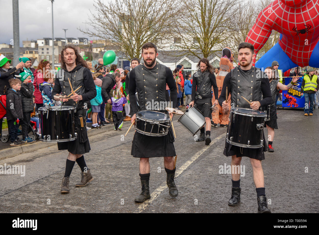 Stadt Athlone, Irland. 16. März 2019. Die berühmte Schlagzeuger der Gruppe, der Hit Maschine aus dem incredeble drumming Skills angezeigt, während im 2019 Athlone St Patricks Day Parade marschiert. Credit: Eoin Healy/Alamy leben Nachrichten Stockfoto