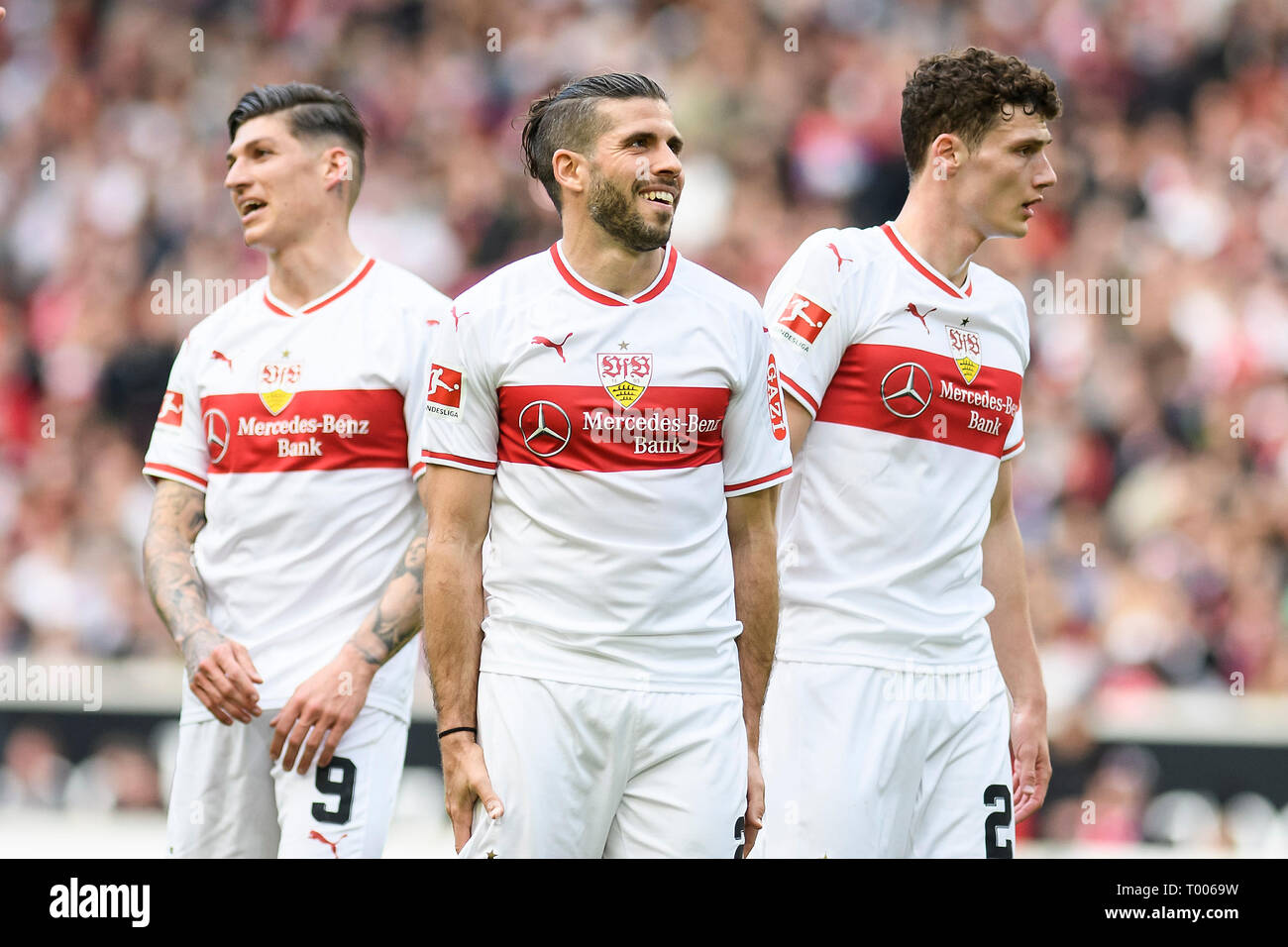 Steven Zuber (VfB Stuttgart), Emiliano Insua (VfB Stuttgart), Benjamin Pavard (VfB Stuttgart) (von links). GES/Fußball/1. Bundesliga: VFB Stuttgart, TSG Hoffenheim, 16.03.2019 - Fußball 1.Liga: VFB Stuttgart vs TSG Hoffenheim, Stuttgart, Mar 16, 2019 - DFL Regelungen die Verwendung von Fotografien als Bildsequenzen und/oder quasi-Video zu verbieten. | Verwendung weltweit Stockfoto