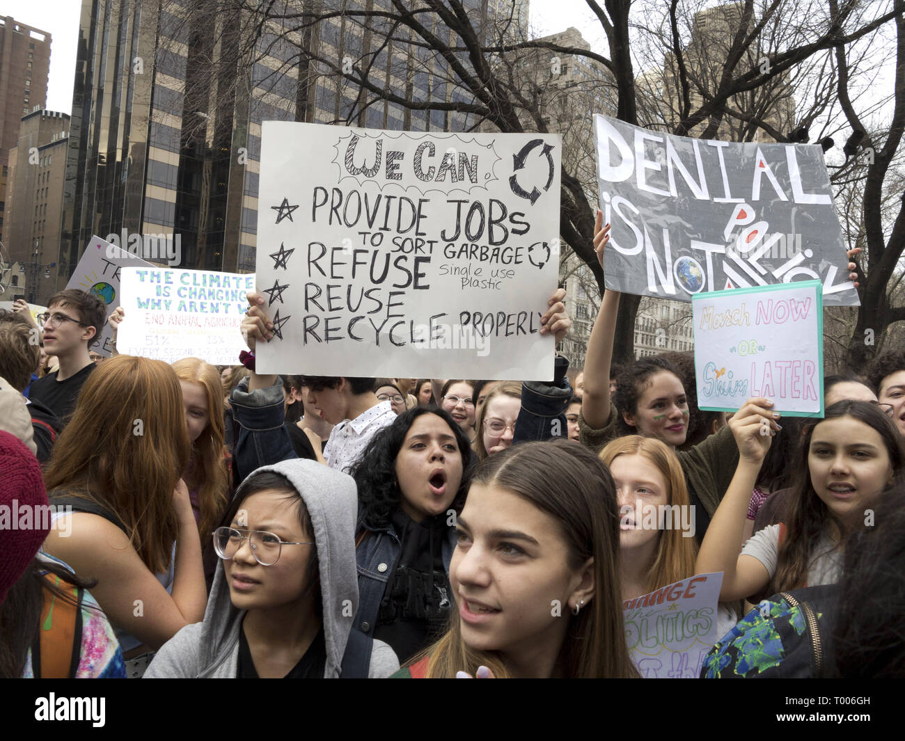 New York City, USA. 15. März, 2019. Jugend Streik für den Klimawandel am Columbus Circle in Manhattan. Credit: Ethel Wolvovitz/Alamy leben Nachrichten Stockfoto