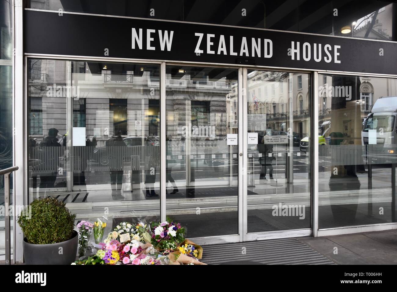 Haymarket, London, UK. 16. März 2019. Floral Tribute an die Opfer der Massaker in Christchurch, New Zealand House, Haymarket, London.UK Credit: michael Melia/Alamy leben Nachrichten Stockfoto