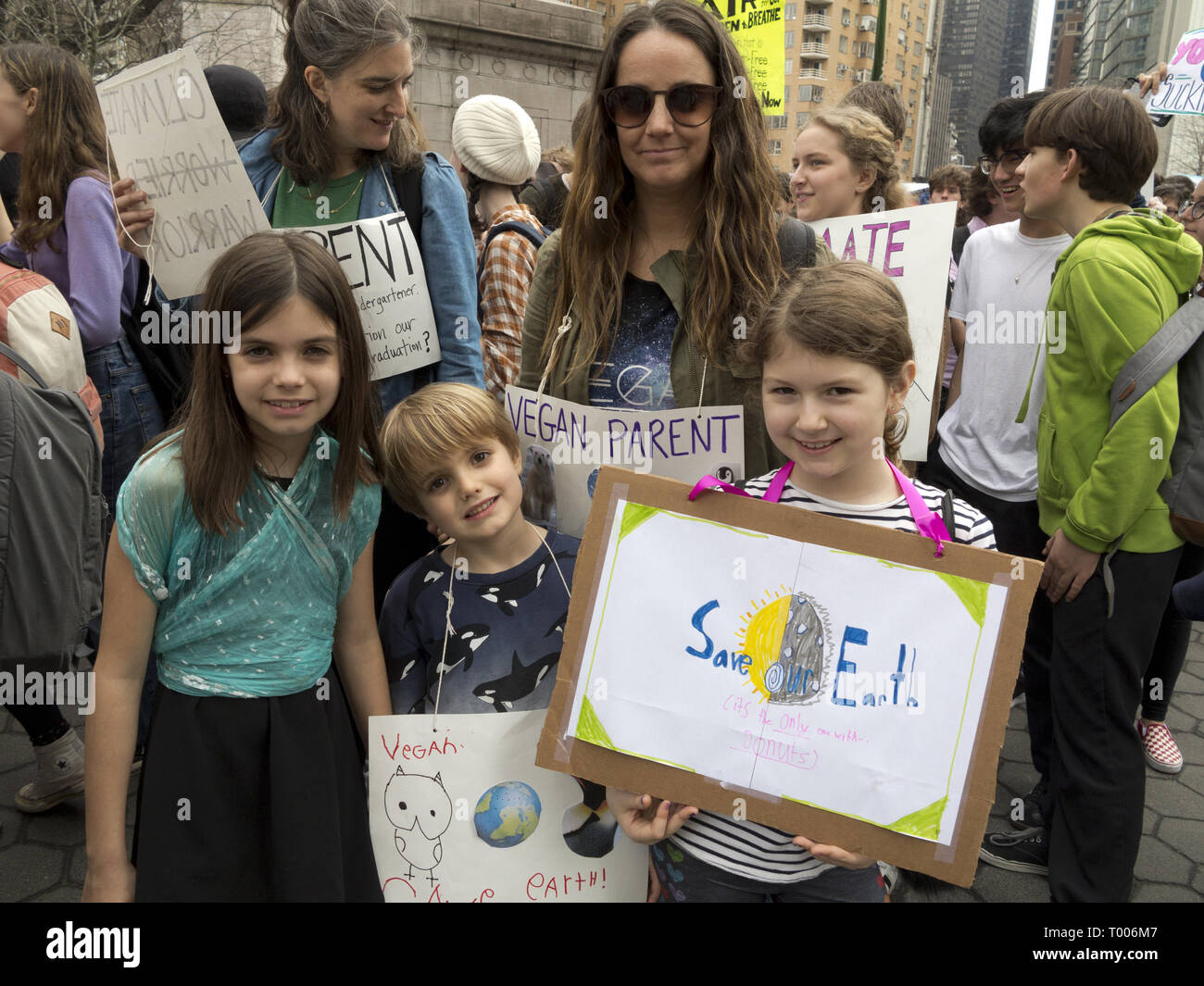 New York City, USA. 15. März, 2019. Jugend Streik für den Klimawandel am Columbus Circle in Manhattan. Credit: Ethel Wolvovitz/Alamy leben Nachrichten Stockfoto