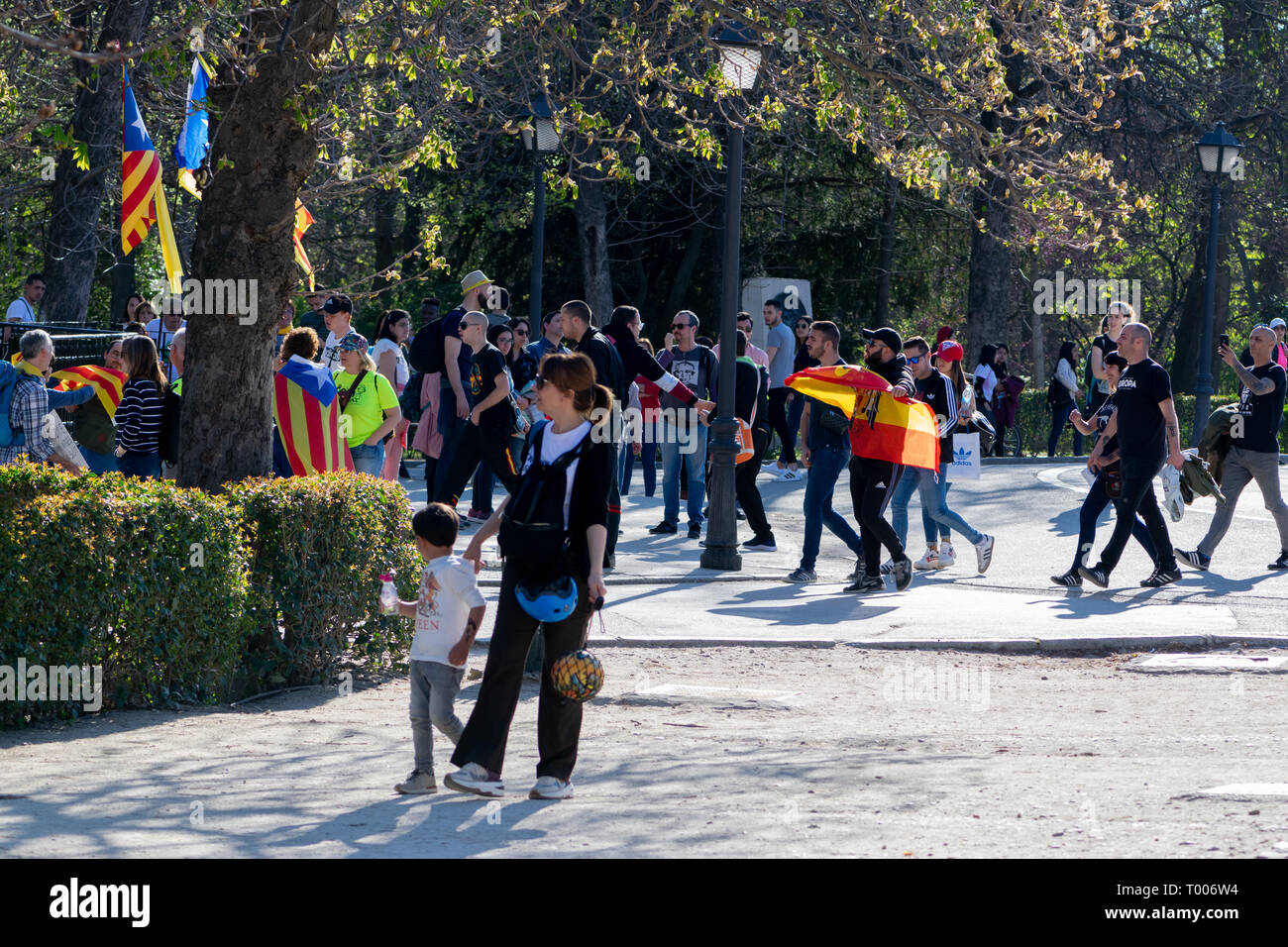 16. März, 2019. Madrid, Spanien. Katalanischen Separatisten Demonstranten im Retiro Park, Madrid, bevor eine geplante Protestmarsch durch die spanische Hauptstadt Stockfoto