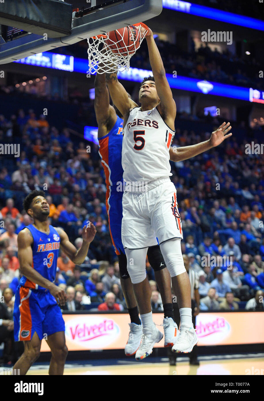 Nashville, Tennessee, USA. März 16, 2019; Auburn Tiger vorwärts Chuma Okeke (5) wirft den Ball gegen die Florida Gators während einer SEC Championship Serie Spiel zwischen den Auburn Tiger vs Florida Gators bei Bridgestone Arena in Nashville, TN (obligatorische Photo Credit: Steve Roberts/Cal Sport Media) Stockfoto