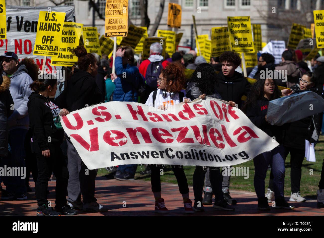 Demonstranten Protest gegenüber dem Weißen Haus gegen den US-16 Mär, 2019. Intervention in Venezuela und für die fortgesetzte Herrschaft von Chavez Erbe, umstrittenen venezolanischen Präsidenten NicolÃ¡s Mauduro, 16. März 2019, an einer Veranstaltung der pazifistische Antwort Koalition organisiert. Quelle: Michael Candelori/ZUMA Draht/Alamy Live News Credit: ZUMA Press, Inc./Alamy leben Nachrichten Stockfoto
