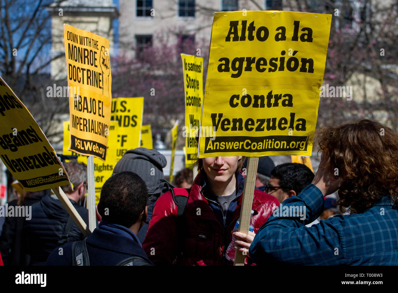 Demonstranten Protest gegenüber dem Weißen Haus gegen den US-16 Mär, 2019. Intervention in Venezuela und für die fortgesetzte Herrschaft von Chavez Erbe, umstrittenen venezolanischen Präsidenten NicolÃ¡s Mauduro, 16. März 2019, an einer Veranstaltung der pazifistische Antwort Koalition organisiert. Quelle: Michael Candelori/ZUMA Draht/Alamy Live News Credit: ZUMA Press, Inc./Alamy leben Nachrichten Stockfoto