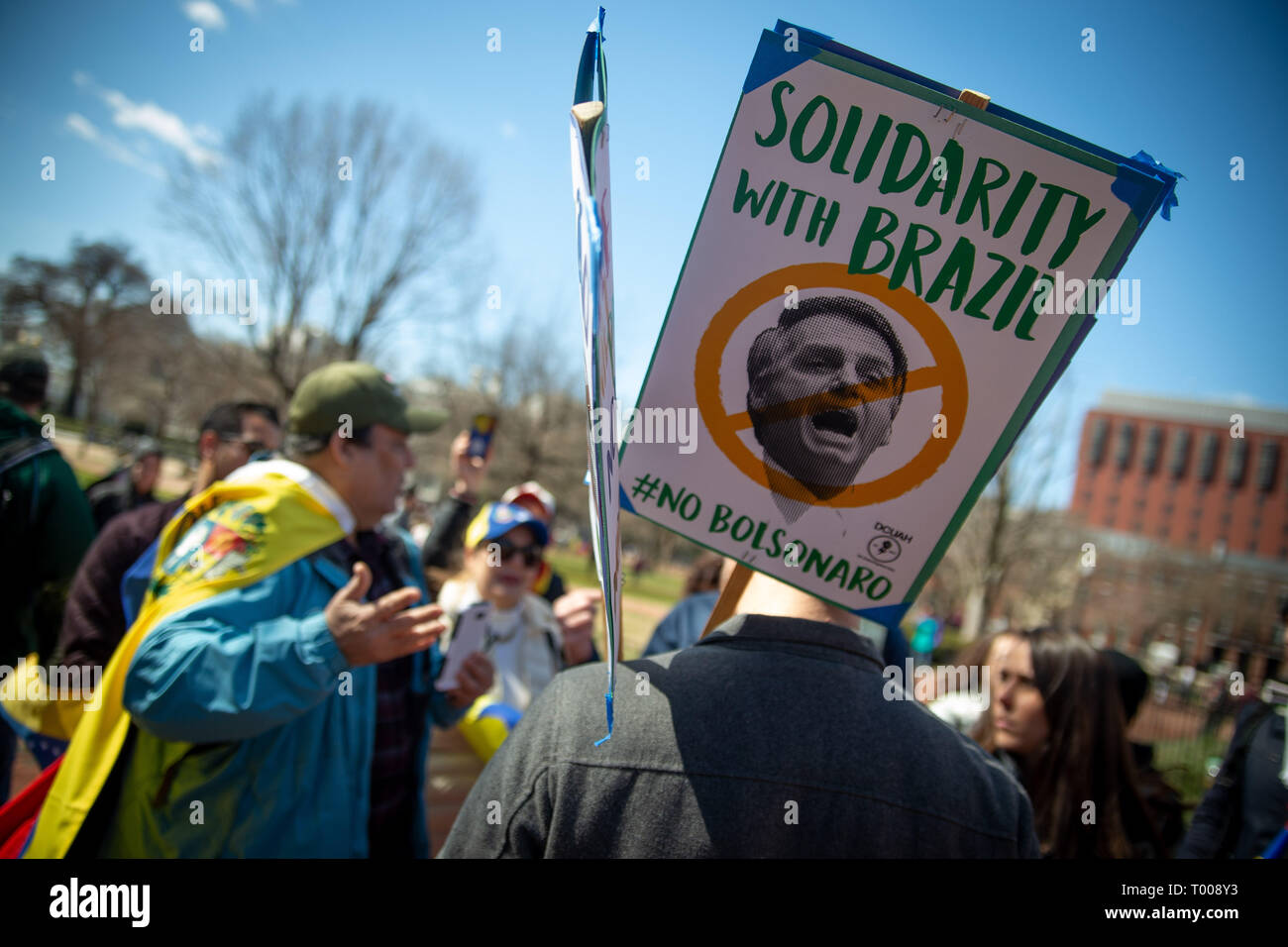Demonstranten Protest gegenüber dem Weißen Haus gegen den US-16 Mär, 2019. Intervention in Venezuela und für die fortgesetzte Herrschaft von Chavez Erbe, umstrittenen venezolanischen Präsidenten NicolÃ¡s Mauduro, 16. März 2019, an einer Veranstaltung der pazifistische Antwort Koalition organisiert. Quelle: Michael Candelori/ZUMA Draht/Alamy Live News Credit: ZUMA Press, Inc./Alamy leben Nachrichten Stockfoto