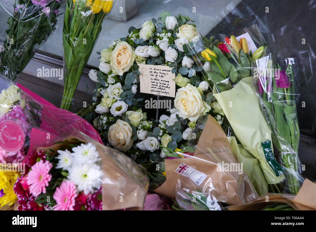 Hohe Kommission von Neuseeland. London, Vereinigtes Königreich 16 Mar 2019 - Jeremy Corbyn's und floral Tribute am Eingang der Hohen Kommission von Neuseeland in London. Ein Amokläufer getötet 50 Anbeter im Al Noor Masjid und Linwood Masjid Moscheen in Christchurch, Neuseeland, die am 15. März. Der 28-jährige Australische vermuten, Brenton Tarrant, vor Gericht am 16. März erschien und wurde mit Mord aufgeladen. Credit: Dinendra Haria/Alamy leben Nachrichten Stockfoto