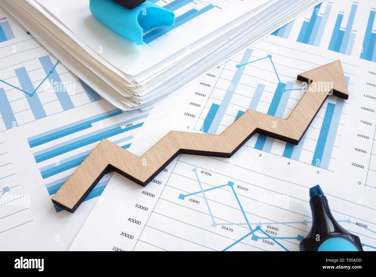 Das Wachstum des Unternehmens Konzept. Finanzielle Bericht mit Diagrammen und Pfeil. Stockfoto