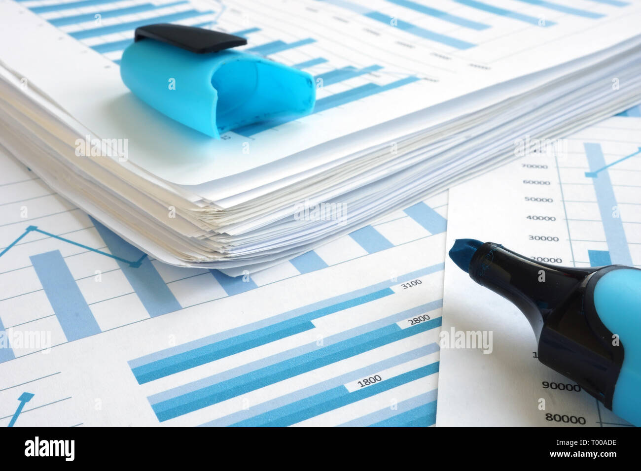 Planung der Geschäftsstrategie. Stapel Papiere mit der Graphen. Stockfoto