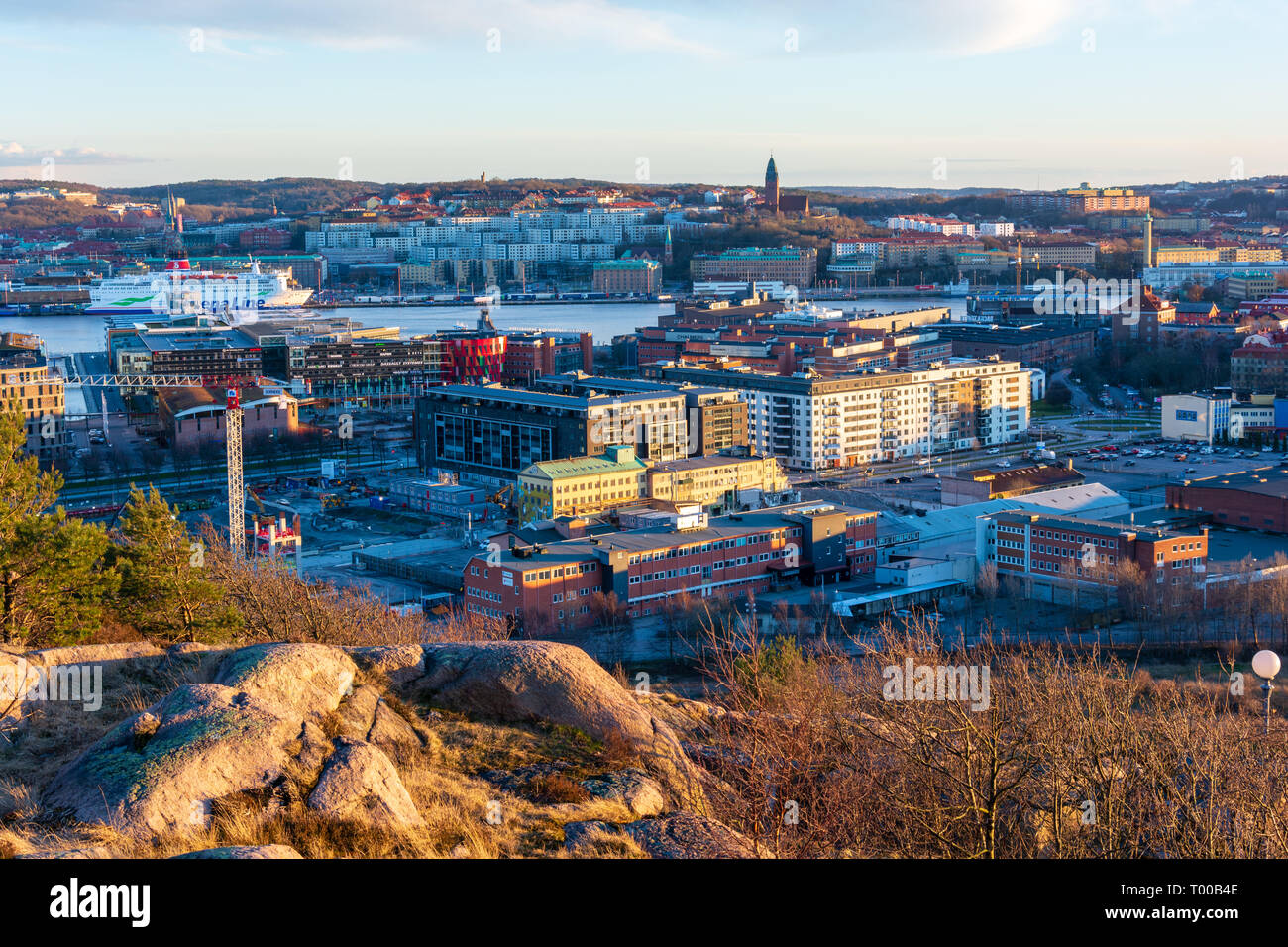 Blick aus der Vogelperspektive auf Göteborg City von der Oberseite der Ramberget Hügel Schweden im goldenen Licht der untergehenden Sonne Stockfoto
