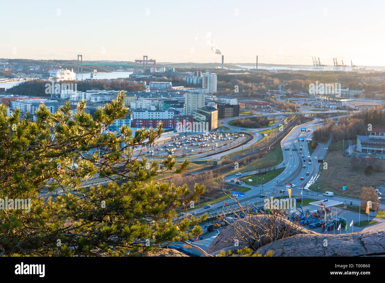 Blick aus der Vogelperspektive auf Göteborg City von der Oberseite der Ramberget Hügel Schweden mit der berühmten Brücke über den Fluss und der Kran sichtbar Stockfoto