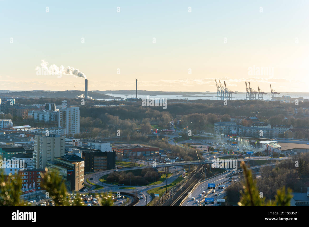 Blick aus der Vogelperspektive auf Göteborg City von der Oberseite der Ramberget Hügel Schweden. Rauch aus dem Schornstein aus thermischen Anlage Stockfoto