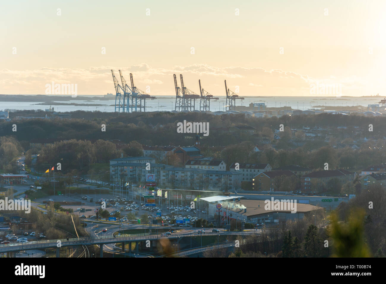 Blick aus der Vogelperspektive auf Göteborg City von der Oberseite der Ramberget Hügel Schweden mit Kränen an der Mündung des Flusses gota alv Stockfoto