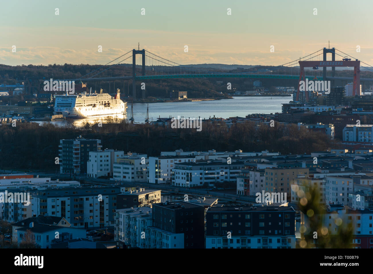 Blick aus der Vogelperspektive auf Göteborg City von der Oberseite der Ramberget Hügel Schweden mit Schiff und die berühmte Brücke Stockfoto