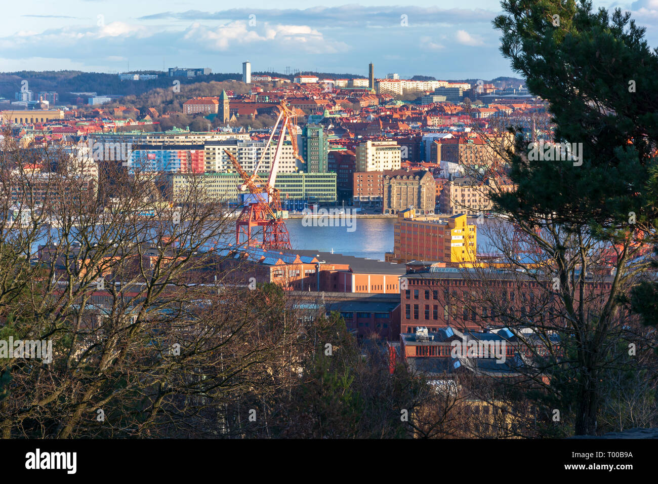 Blick aus der Vogelperspektive auf Göteborg City von der Oberseite der Ramberget Hügel Schweden mit Kränen an lindholmen Stockfoto