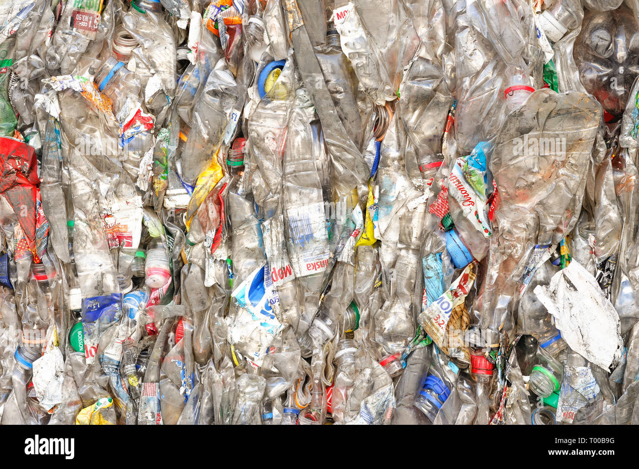Plastikflaschen in extrudierter Form in einer Anlage für die Verarbeitung von Rohstoffen. Stockfoto