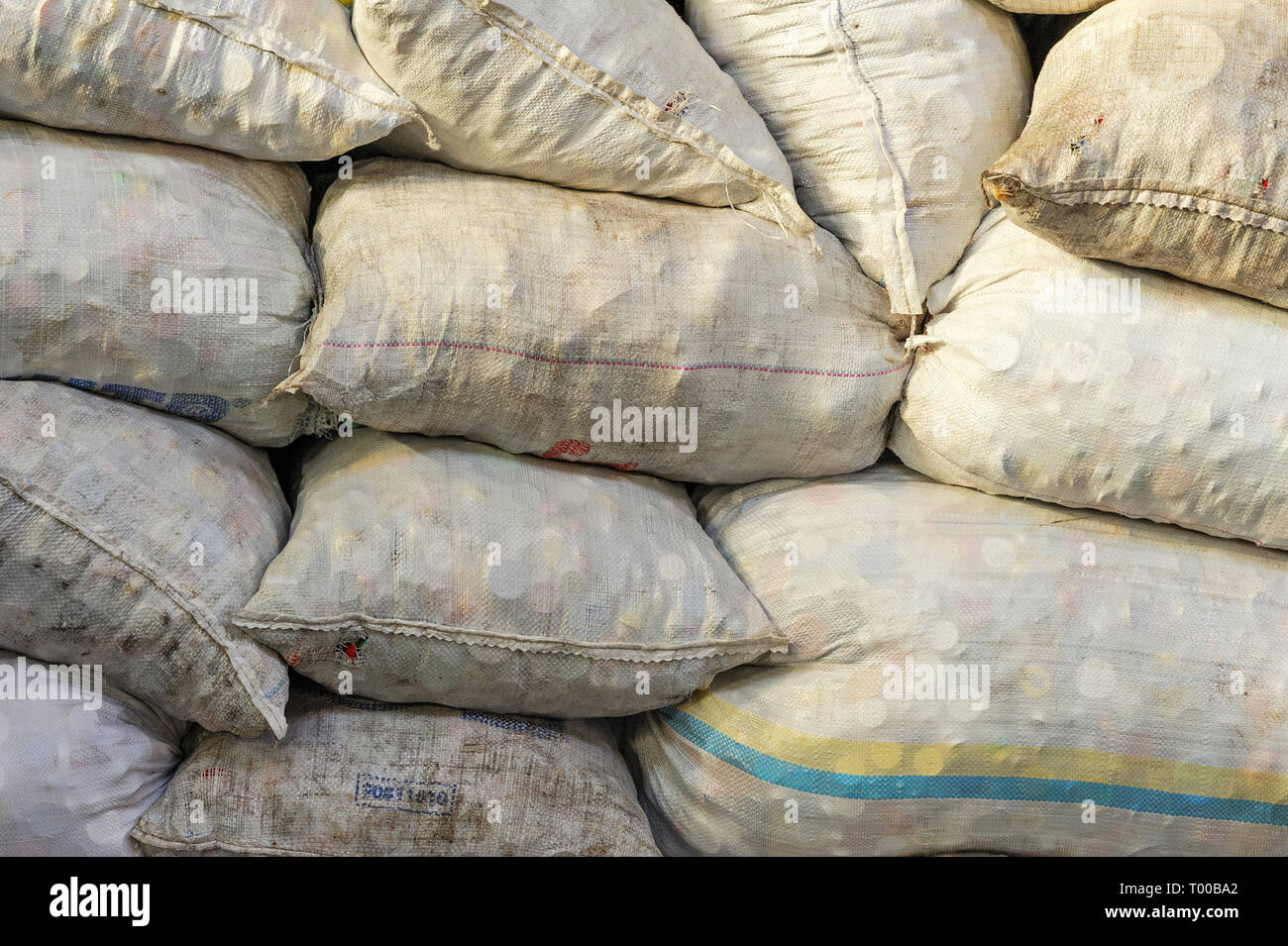 Weiß Beutel mit Kunststoff Flaschenverschlüsse beim Recycling der Abfälle. Stockfoto