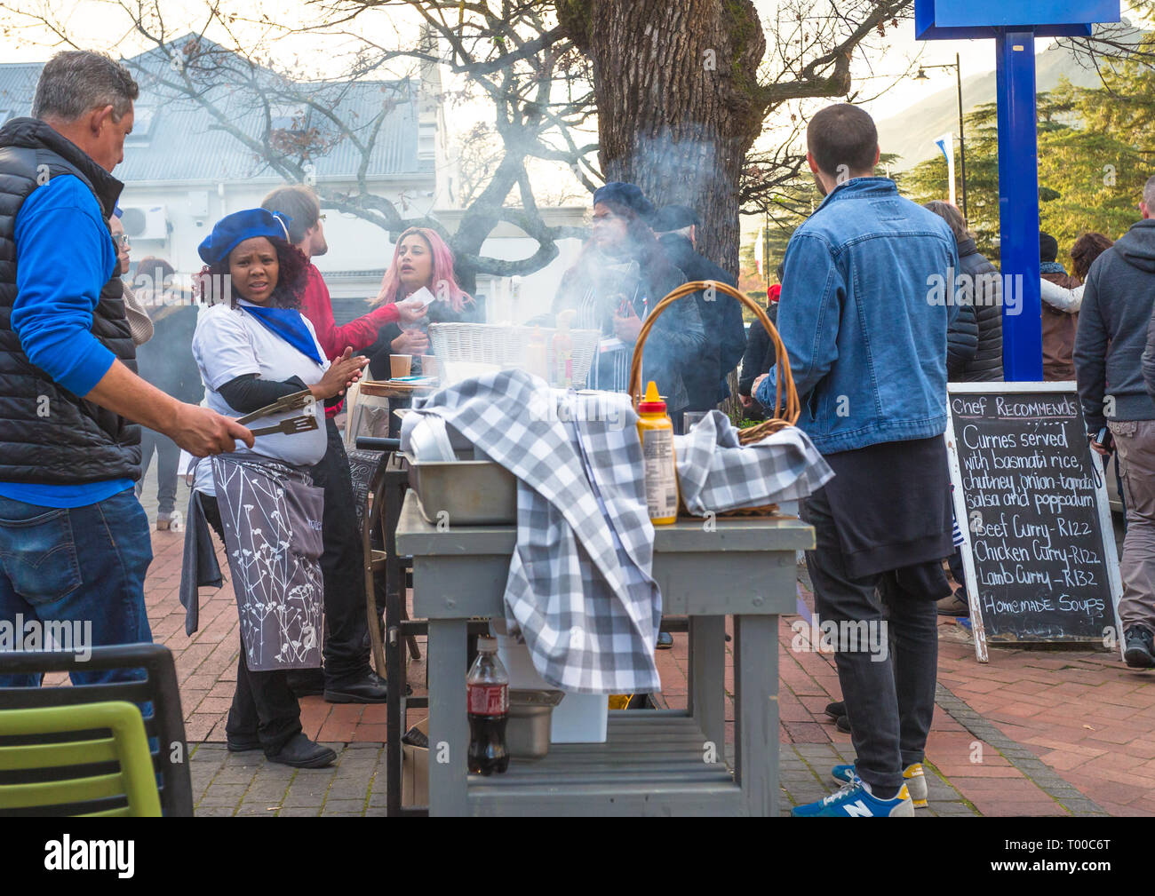 Essen Anbieter Barbecue oder BBQ-Fleisch auf der Straße oder auf der Straße von Franschhoek während der Tag der Bastille Fest Feier Cape Town, Südafrika Stockfoto