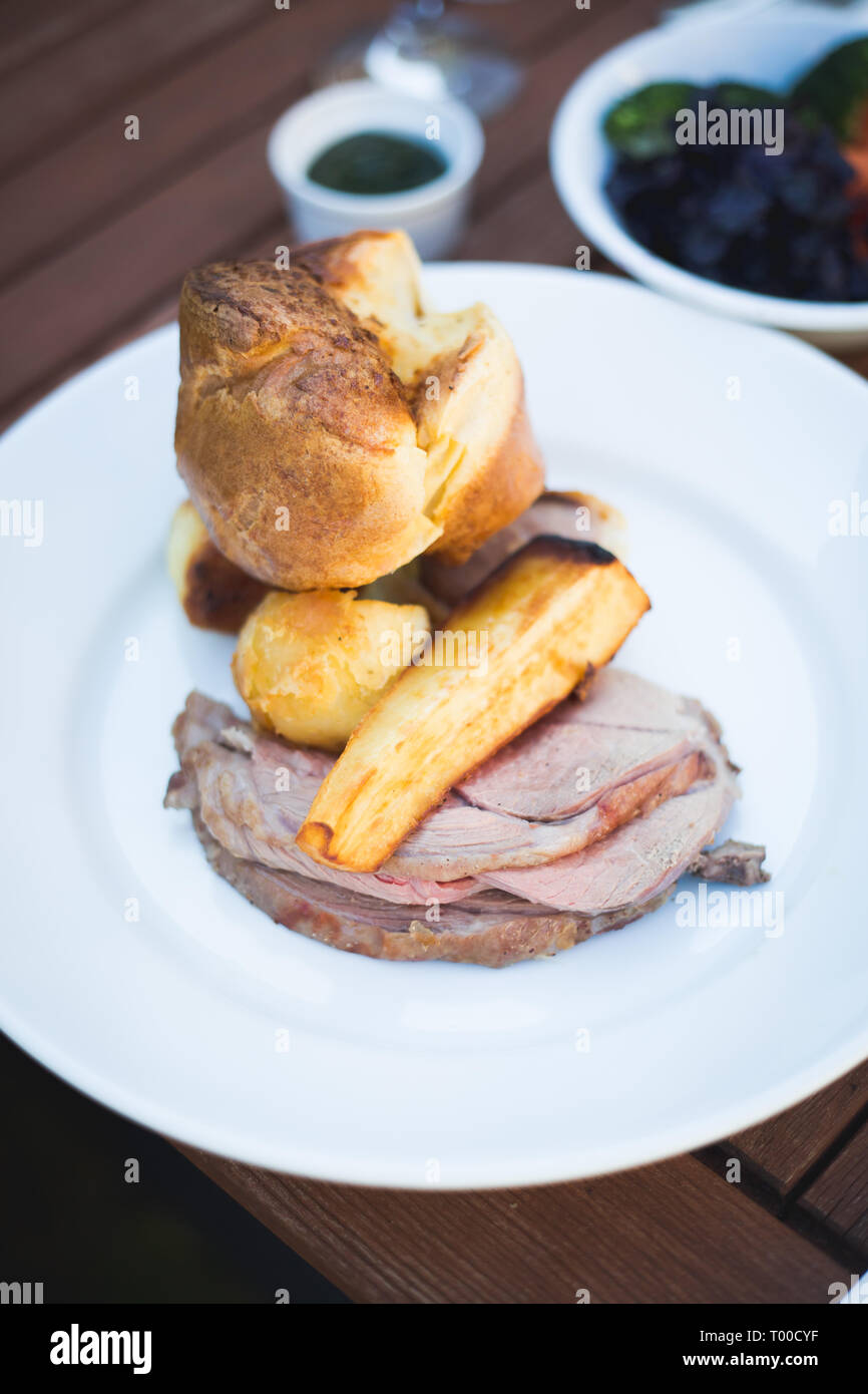 Roast Dinner mit hausgemachten Yorkshire Pudding Stockfoto