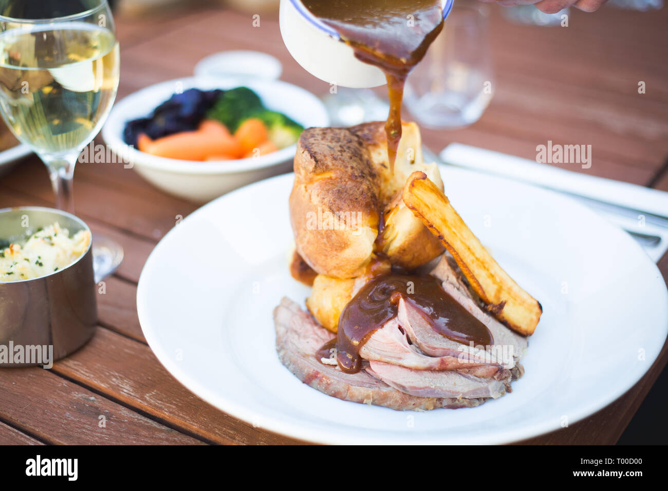 Sonntag Abendessen mit einem Glas Weißwein Stockfoto