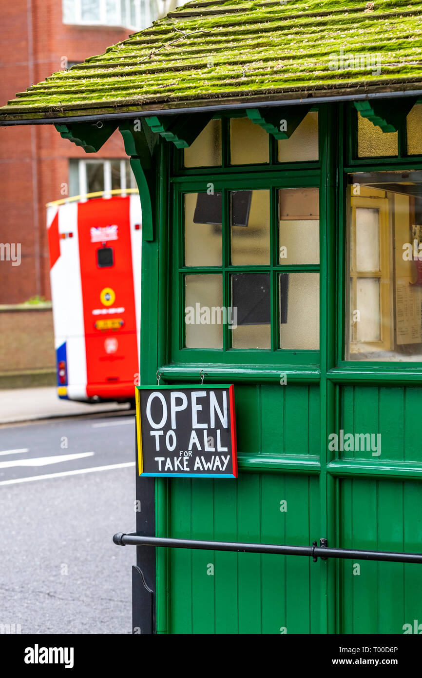 Die schwarzen Londoner Taxis. Die Taxifahrer Kaffee Halt auf der Kensington High Street, London. Stockfoto