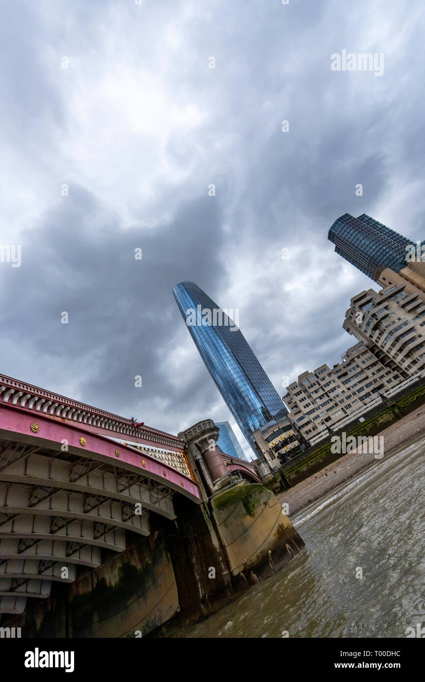 Nr. 1 Blackfriars und der Blackfriars Bridge. Themse, London. Stockfoto