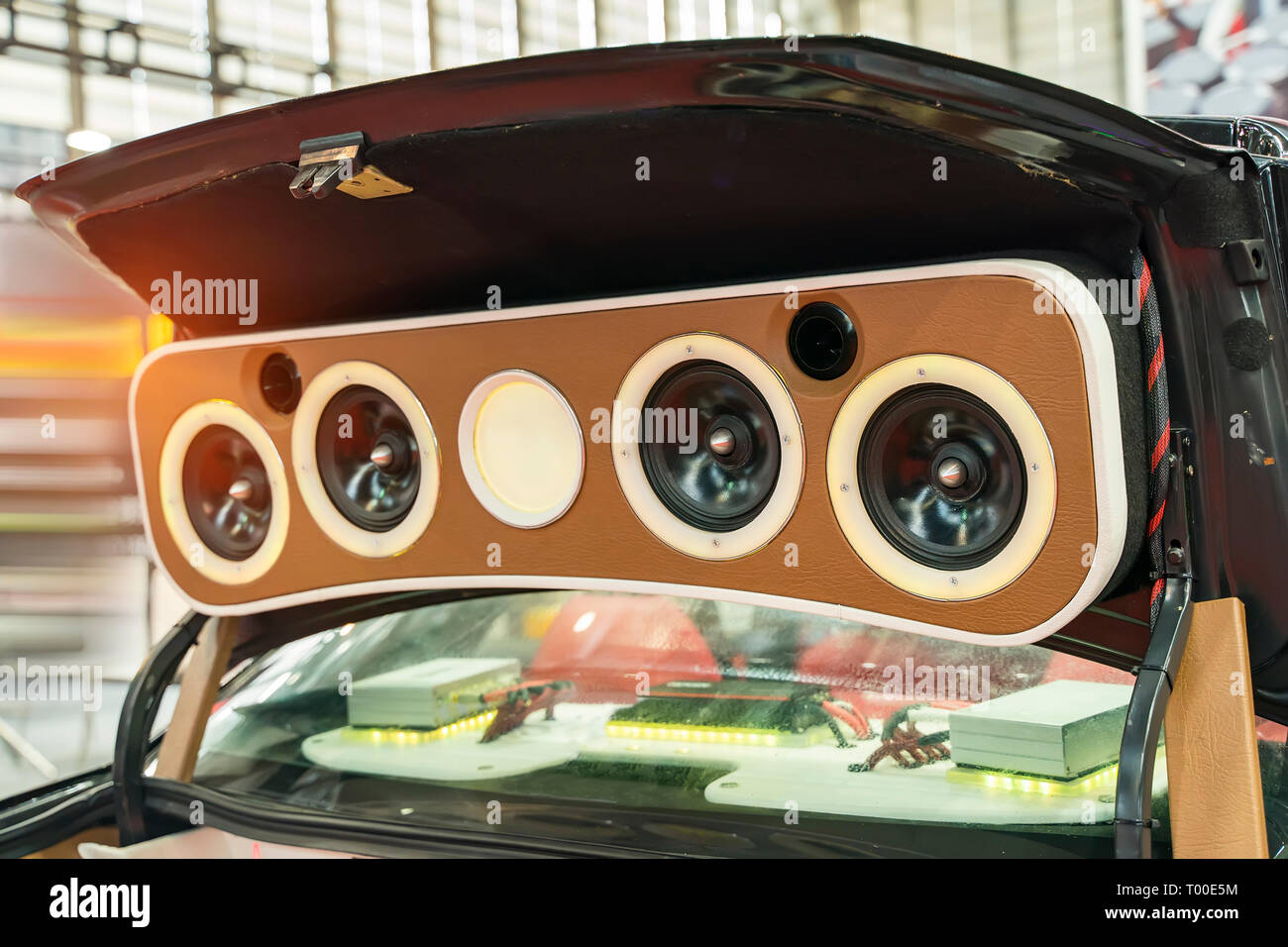 Stereo- und Lautsprecher im Auto. Stockfoto