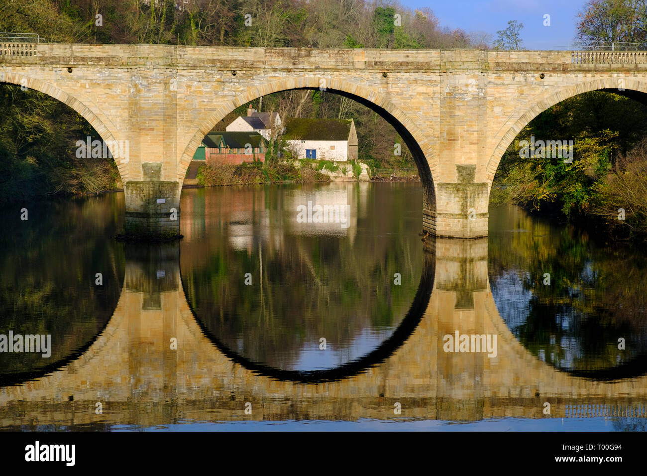 Vorbiegungen Brücke über den Fluss in Durham Verschleiß Stockfoto